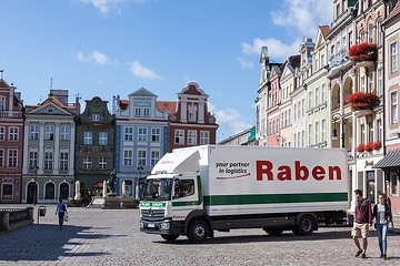 Die Raben Group ist in 13 europäischen Ländern vertreten und beschäftigt mehr als 10.000 Mitarbeiter.