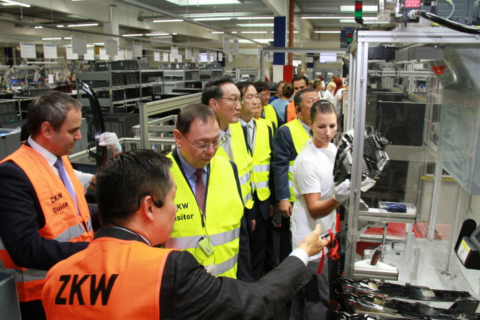ZKW - LG-Delegation besichtigt Produktion