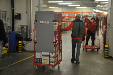 Im Lager von Spar sind die Rollbehälter mit der umweltfreundlichen Transportsicherung von Roll-Safe fertig für den Transport in den Lebensmittelmarkt.
