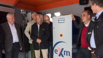 Kaufbeurens zweiter Bürgermeister Gerhard Bucher (ganz links) und Stadtratsmitglied Oliver Schill (ganz rechts) bekommen von Matthias Chmiel und Siegfried Schmölz (beide varmeco, links und rechts direkt neben der eXergiemaschine „eXm“) das neue Gerät erklärt.