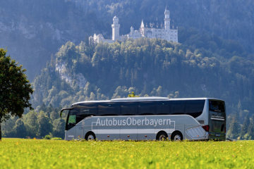 Mit ihrem großen Busfuhrpark deckt Autobus Oberbayern nahezu das komplette Spektrum der Fahrzeugbeförderung ab. (Fotos: Autobus Oberbayern)