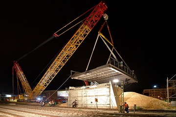 Im Ulmer Donautal wurde der Stahlüberbau  in der vierstündigen Nacht-pause von 1 Uhr nachts bis 5 Uhr morgens mithilfe eines Raupenkrans – mit einer Tragfähigkeit von 1.000 Tonnen – eingehoben. 