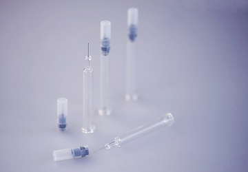 Staked-needle-syringes mit dem Glasersatzwerkstoff Kunststoff und umspritzten Kanülen