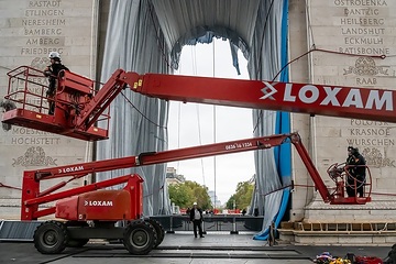 Loxam-Teleskopmastbühnen bei er Verhüllung des Arc de Triomphe in Paris 2021.