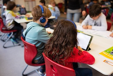Dank exzellenter Internetverbindungen und digitaler Bildungsinfrastruktur sind die Grundschüler der Martin-Schaffner-Schule Ulm mit modernsten Lernformen bestens vertraut. (Foto: SWU TeleNet)
